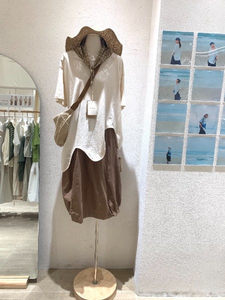 简与媄女装品牌2026年夏季新品陈列图