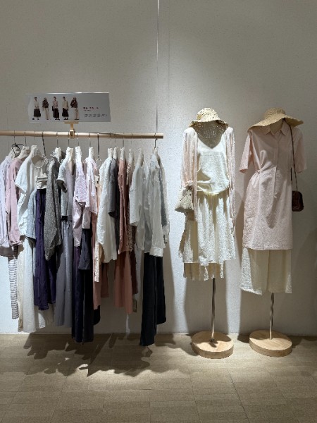 简与媄女装品牌2026年夏季新品陈列图