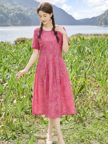 曼茜纱女装品牌2026年夏季最新产品展示