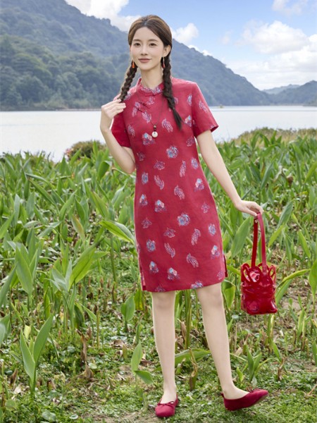 曼茜纱女装品牌2026年夏季最新产品展示