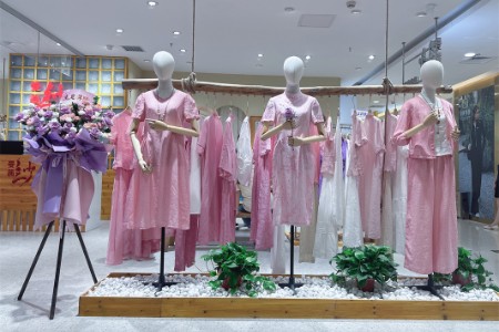 曼茜纱女装品牌2026年夏季最新企业形象展示