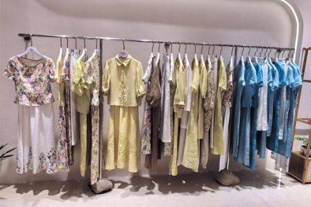 曼茜纱女装品牌2026年夏季最新企业形象展示