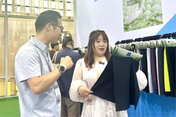 全球采购商集结柯桥！2026柯桥春季纺博会释放了哪些采购新趋势？